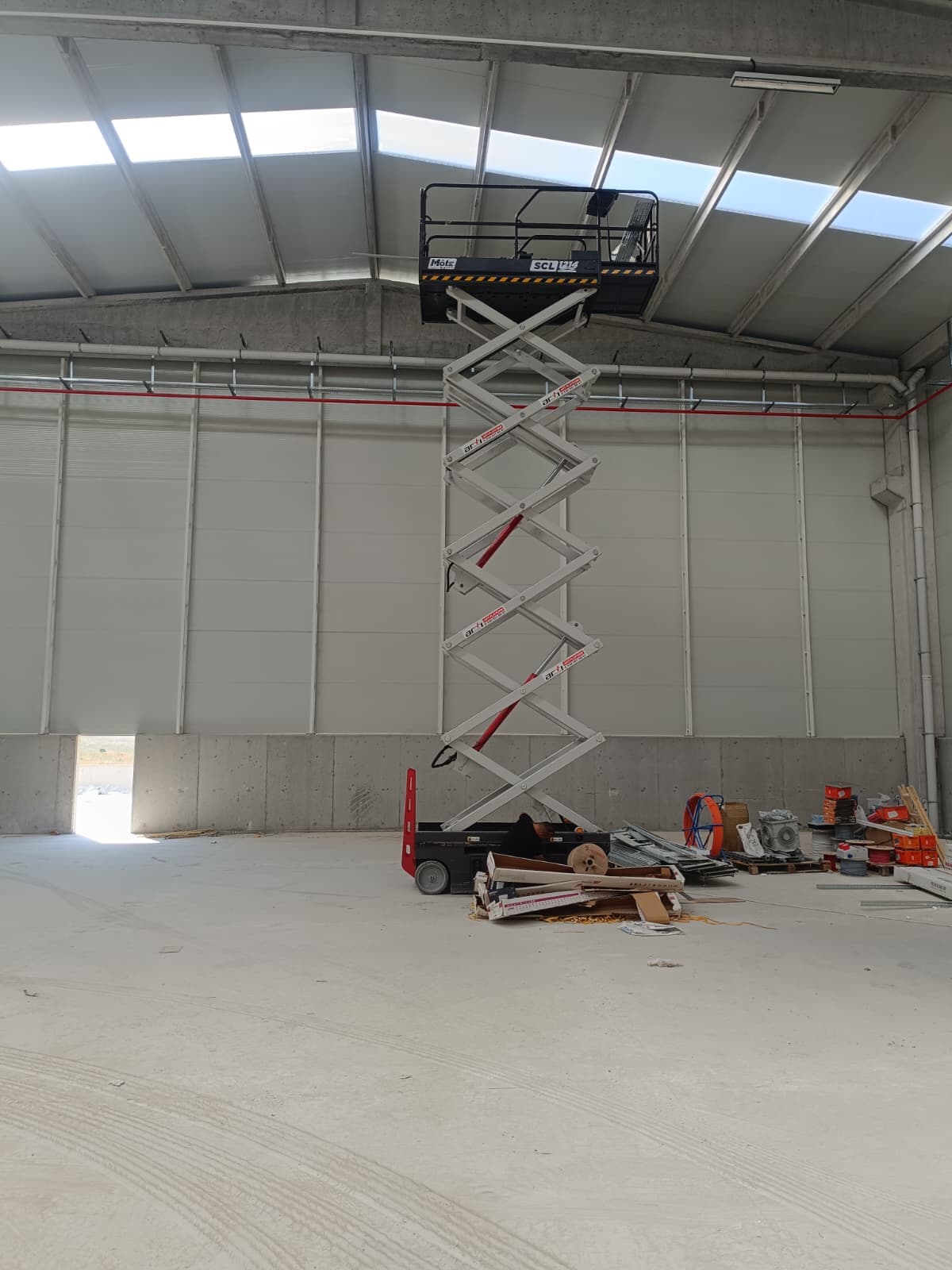 Makaslı platform ile depo içi raf erişim çalışması
